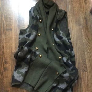 Heavy camo sweater vest